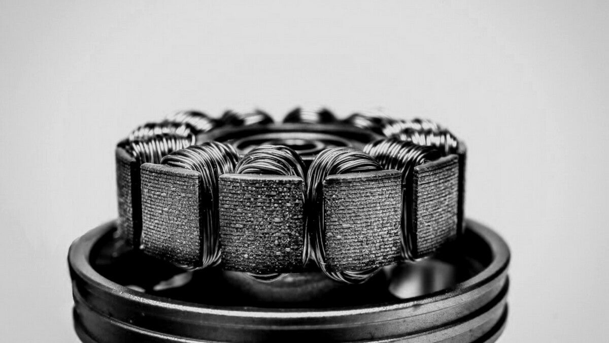 Bürstenloser magnetischer Vektor-Haarschneidermotor mit freiliegenden internen Komponenten, der ein fortschrittliches Hochleistungsdesign für professionelle Friseure zeigt.